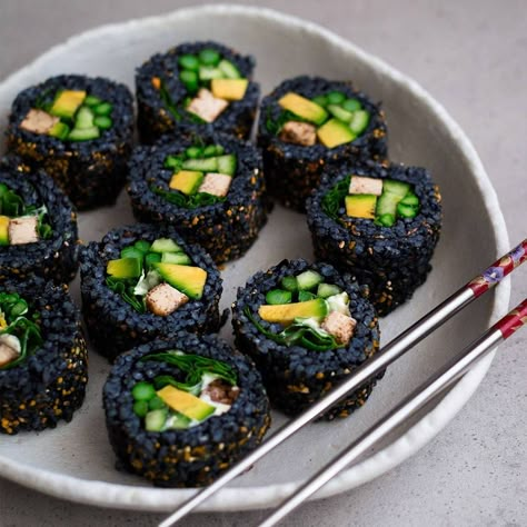 These sushi rolls will match your EMO soul! Charcoal Powder, Vegan Mayonnaise, Black Food, Sushi Rice, Work Lunch, Smoothie Bowls, Sushi Rolls, Activated Charcoal, Halloween Food