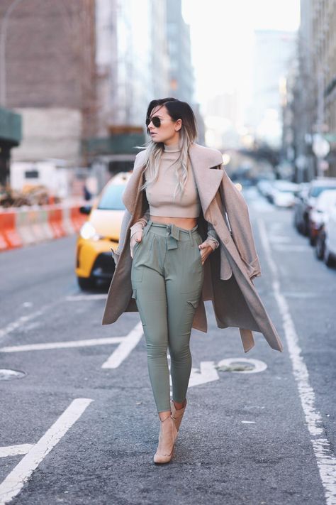 31 Winter Date-Night Outfit Ideas: Style a crop top with high waisted trousers and cute ankle boots Night Outfits Winter, Winter Date Outfits, Winter Date Night Outfits, Elegante Casual, Dinner Outfits, Green Pants, Date Outfits, 가을 패션, Mode Inspiration