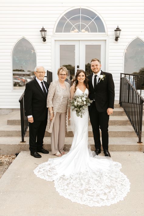 Bride And Groom With Grandparents, Grandparent Wedding Attire, Bride And Grandparents Pictures, Grandparents Wedding Outfit, Wedding Photos Grandparents, Grandparents Wedding Photos, Wedding Photos With Parents, Family Wedding Photos Parents, Parents Wedding Photos