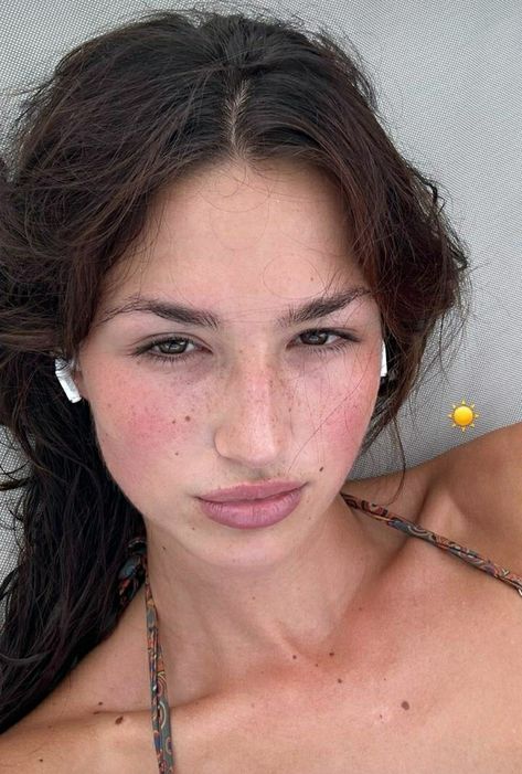 Bare Skin Aesthetic, Simple Sunkissed Makeup, Sunburn Aesthetic Face, Sunburnt Face Aesthetic, Freckles All Over Face, Clear Skin With Freckles Aethstetic, Sunkissed Skin Aesthetic, Bare Face Girl, Beauty Mark Aesthetic