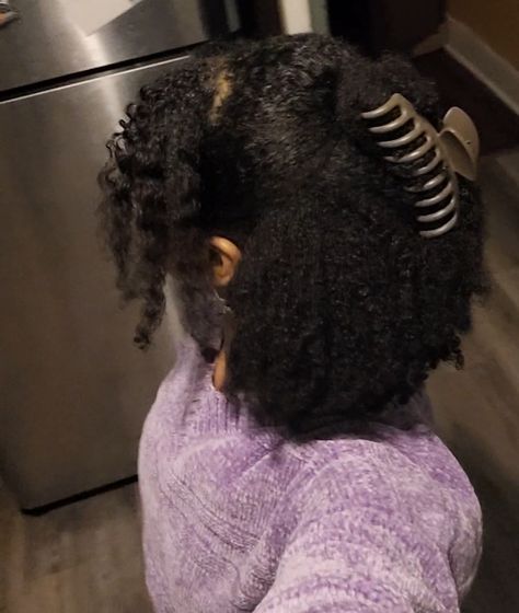 Hairstyle On Natural Hair, Claw Clip Hairstyle, Clip Hairstyle, Afro Curls, Hairstyle Idea, Natural Hairstyle, Clip Hairstyles, School Hairstyles, Black Hairstyles