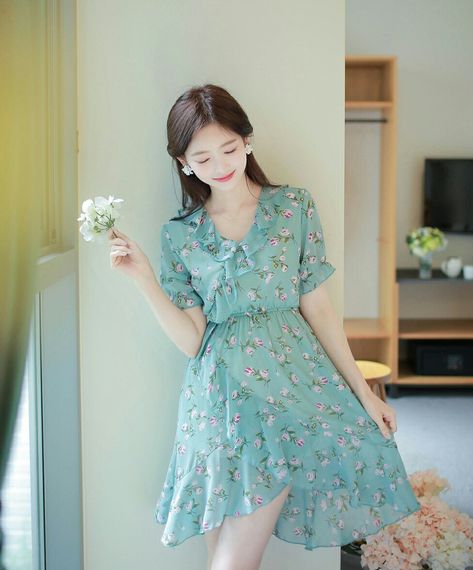 Short Frocks, Petal Dress, Simple Frocks, Fall Shirts Women, Girly Dresses, Classy Dress Outfits, Korean Girl Fashion, Stylish Dress Book, Trendy Fashion Outfits