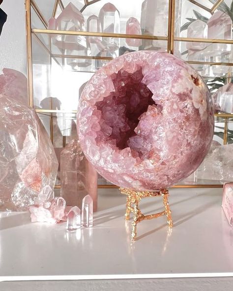 Aphrodite Bedroom, Minerals Aesthetic, Busy Aesthetic, Amethyst Aesthetic, Crystal Collection Display, Crystal Room Decor, Amethyst Sphere, Crystal Room, Crystal Vibes