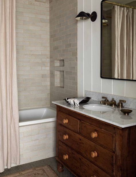 11 FADS VS. TIMELESS DESIGN ELEMENTS (+ TIPS ON HOW TO IDENTIFY THEM) - Nadine Stay Subway Tiles Bathroom, Decor Studio, Bathroom Tub, Bathroom Tile Designs, Subway Tiles, Bathroom Trends, Bathroom Floor Tiles, Bathroom Renos, Eclectic Home