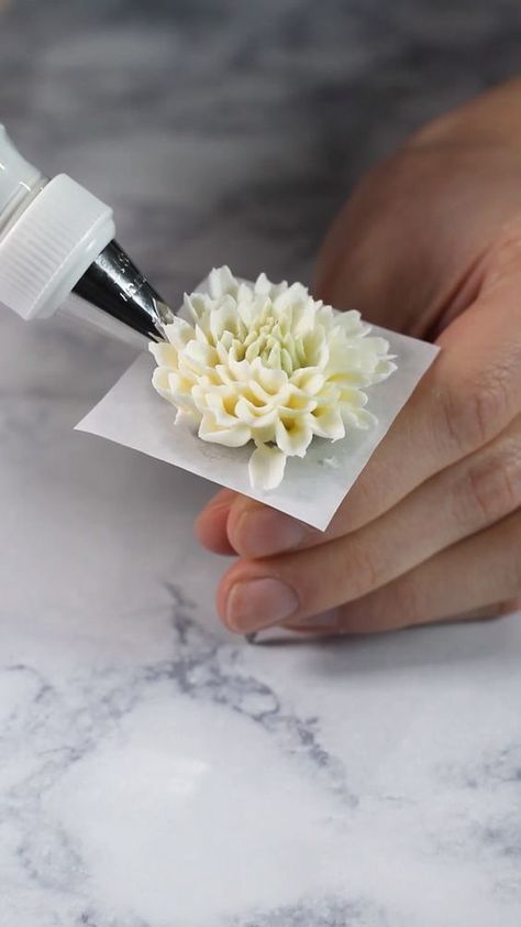 Buttercream For Piping Flowers, Buttercream For Piping, Buttercream Flowers Tutorial, Cake Decorating Turntable, Piping Buttercream, Italian Meringue Buttercream, Cake Decorating Flowers, Frosting Flowers, Piping Frosting