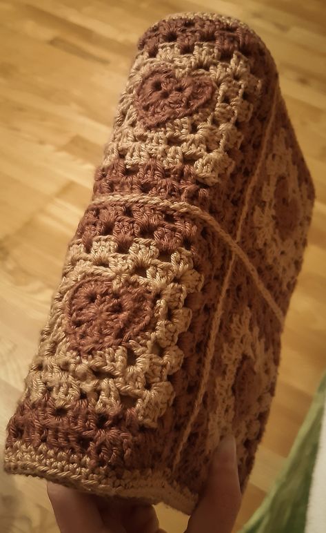 Brown crochet book cover Dark Acedamia Crochet, What To Crochet With Brown Yarn, Crochet Sketchbook Cover, Dark Academia Crochet Ideas, Brown Yarn Crochet Ideas, Brown Crochet Ideas, Dark Academia Crochet, Bae Ideas, Crochet Book Sleeve