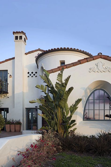 A Santa Barbara Spanish Revival home located in Covenent Hills, Ladera Ranch, CA. Home Design Inspiration Living Room, Spanish Revival Exterior, Spanish Home Exteriors, Santa Barbara Style Interiors, Home Design Ideas Living Room, Spanish Style Exterior, Home Design Styles, Santa Barbara House, Spanish Revival Architecture