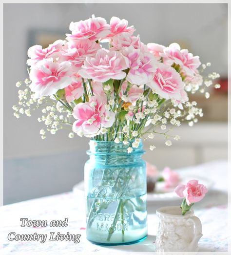 Easy Centerpiece: Pink Carnations in a blue mason jar with baby's breath Mason Jar Flower Arrangements, Pink Mason Jars, Blue Mason Jars, Mason Jar Flowers, Flower Artificial, Simple Centerpieces, Pink Carnations, Wedding Table Flowers, Flowers Arrangements