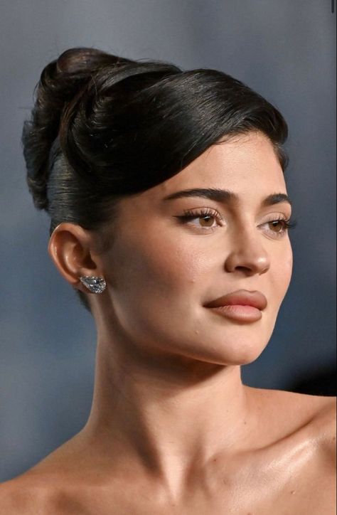 Kylie Updo Hairstyles, Wedding Hairstyles For Women Over 50, Hollywood Hairstyles Updos, Kylie Jenner Hair 2023, 50s Hairstyles Updo, Kylie Jenner Updo, 50s Updo, Kylie Hairstyles, Old Hollywood Updo