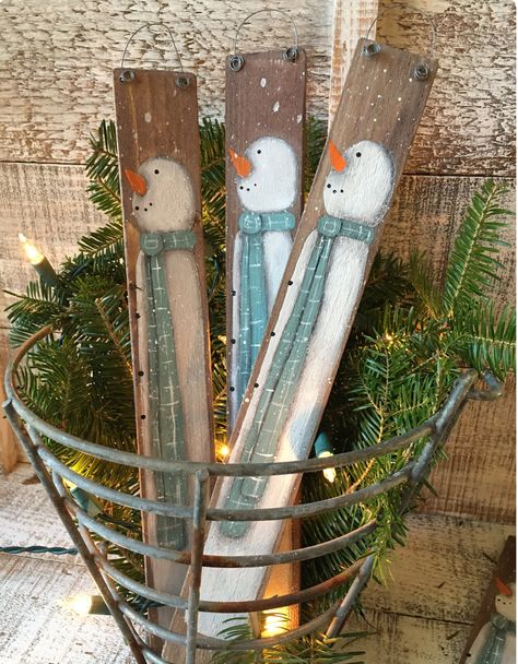 Christmas Painted Boards Signs, Painted Wood Christmas Decorations, Winter Crafts For Adults To Sell, Wood Winter Crafts, Christmas Snowmen Crafts, Painted Snowmen On Wood, Yardstick Projects Ideas, Paint Stirrer Crafts, Paint Stick Christmas Crafts