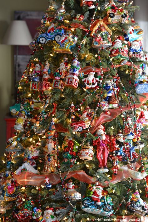 A Visit from St. Nicholas on the Tree | homeiswheretheboatis.net #Christmas Diy Christmas Decorations Outdoor, Christmas Tree Ideas Red, Christmas Tree Ideas 2023, Merry Gentlemen, Aesthetic Christmas Tree, Theme Tree, Amazing Christmas Trees, Antique Christmas Tree, Christmas Church