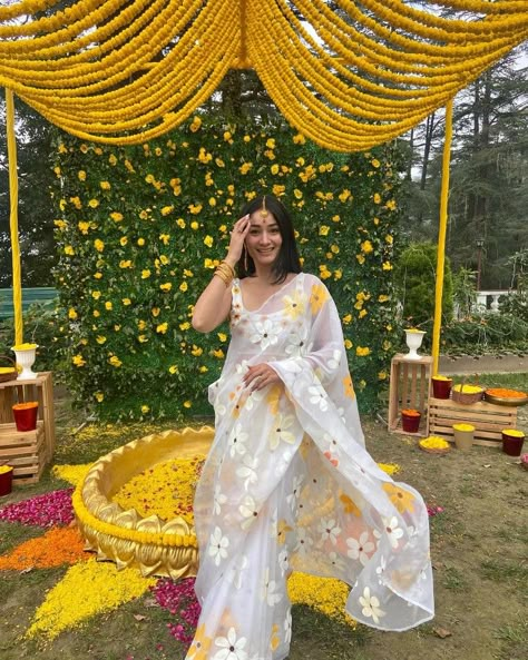 Haldi Look For Bride, Haldi Ceremony Outfit, Haldi Dress, Haldi Outfit, Bengali Bride, Lehenga Designs Simple, Bride Photography Poses, Indian Dresses Traditional, Haldi Ceremony