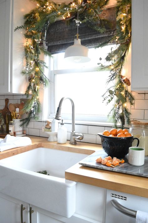 Christmas Decor- Christmas Garland above Window- Small Kitchen Christmas Apartment, Decor Ikea, Christmas Kitchen Decor, Ideas Hogar, Christmas Window, Kitchen Window, Noel Christmas, Decor Minimalist, Christmas Kitchen