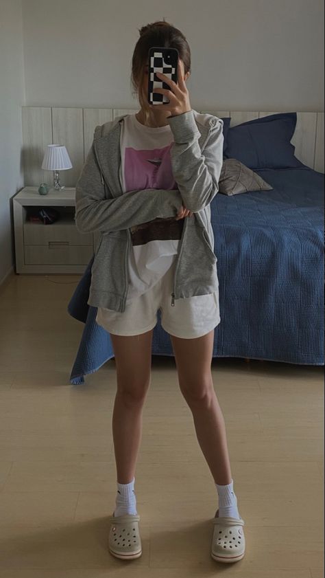 Crocks Outfits Aesthetic, Light Grey Crocs Outfit, Crocs Asthetics Outfit, Crocs Clogs Outfits Style Women, Crocs With Shorts, Cream Crocs Outfit, White Crocs Outfit Summer, Styling Crocs For Women, Crocs Shoes Outfit