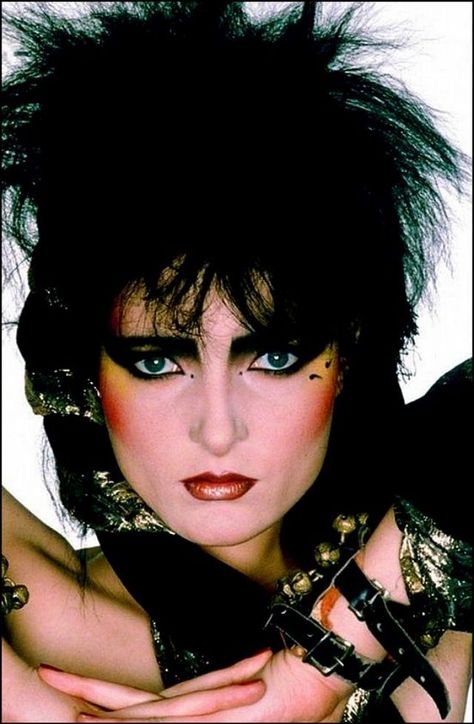 The Godmother of Goth: 40 Vintage Photos That Show the Classic Goth Look of Siouxsie Sioux From Late-1970s British Punk ~ vintage everyday Romantic Makeup Tutorial, Punks 70s, Look 80s, Siouxsie And The Banshees, Siouxsie Sioux, 70s Punk, 80s Makeup, British Punk, 80s Punk