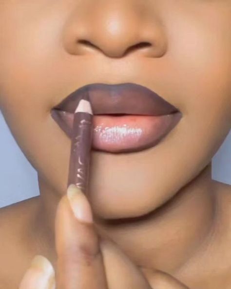 Dark Brown Lipstick, Ombre Lips Tutorial, Lipstick On Brown Skin, Dark Skin Makeup Tutorial, Liquid Lipstick Swatches, Makeup Tips For Brown Eyes, Glossy Lips Makeup, Lipstick Tutorial, Beginners Eye Makeup