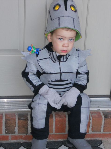 Iron Giant (the eyes glow!) Oh my goodness!!! I have to do this!! Giant Costume, Robot Halloween Costume, Robot Cake, Robot Costume, Halloween Costumes 2014, Space Costumes, Iron Giant, Robot Costumes, Office Suits