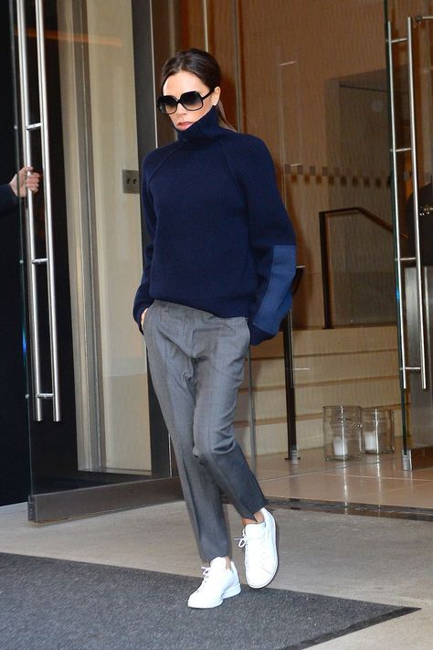 image Celebrity Sneakers, Victoria Beckham Outfits, Victoria Beckham Style, British Fashion Awards, Sneakers Looks, Kendall Jenner Outfits, Blue Sweater, Cool Street Fashion, Grey Pants