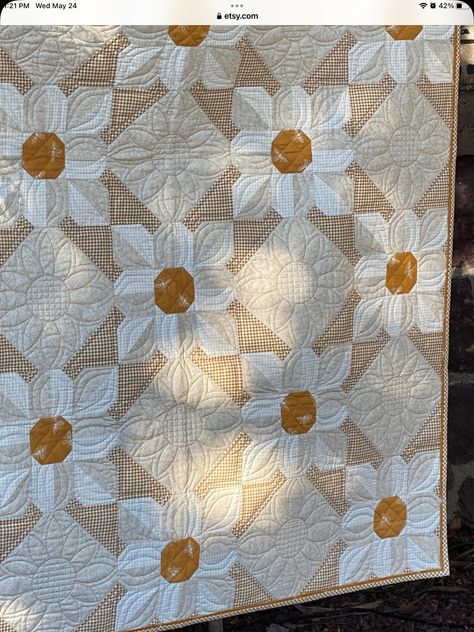 Beige Quilt Patterns, Vintage Patchwork Quilt, Neutral Quilts, Neutral Quilt, Flower Quilts, Quilt Projects, Barn Quilts, Patchwork Quilt, Vintage Farmhouse