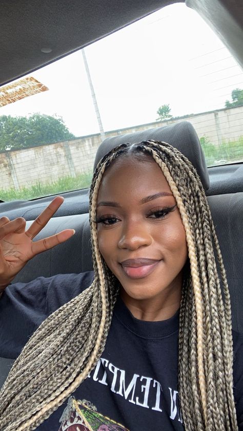 Box Braid Blonde And Black, Money Piece Hair Box Braids, Ash Blonde Box Braids Black Women, Cute Blonde Braids, Blond Braids For Black Women, Ash Blonde Braids Black Women, Blonde Braids For Black Women, Blonde Twists Black Women, Blonde Braids Black Women Dark Skin