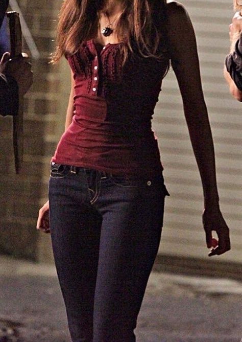 Elena Gilbert Style, Vampire Diaries Outfits, Vampire Clothes, Walking Down The Street, Fashion 90s, Downtown Outfits, 90's Fashion, 2000s Fashion Outfits, Elena Gilbert