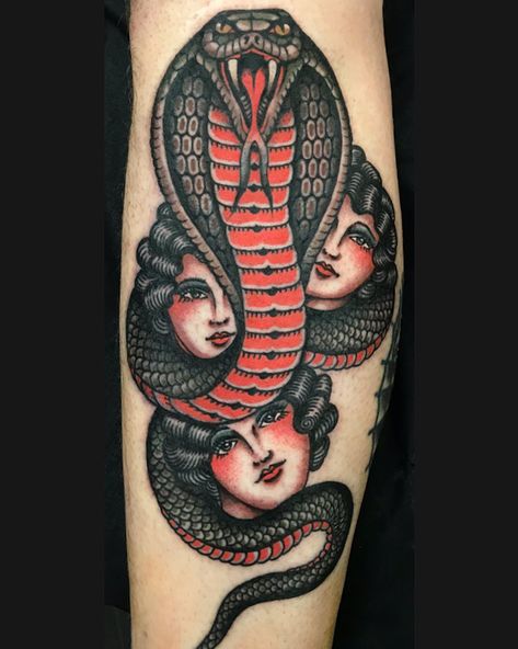 El Bara on Instagram: “@truelovetattoomadrid #traditionaltattoo #oldschooltattoo #classictattoo #madridtattoo #madridtñattooers#madridtattooshops #malasaña #bara…” Traditional Tattoo Girls, Traditional Snake Tattoo, Dragon Head Tattoo, Simple Hand Tattoos, Cobra Tattoo, Dragon Tattoo Back Piece, Traditional Tattoo Sleeve, Traditional Tattoo Design, Pin Up Tattoos