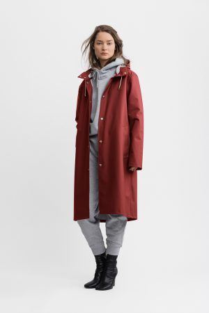 Raincoats For Men, Stutterheim Raincoat, Raincoat Men, Red Raincoat, Raincoat Outfit, Mens Raincoat, Long Rain Coat, Burgundy Jacket, Raincoats For Women