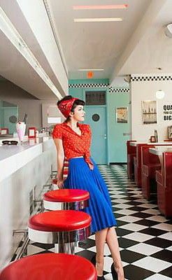 Pin Up Girl Outfits, Pin Up Aesthetic, 1950s Rockabilly Fashion, Pin Up Photoshoot, Rockabilly Aesthetic, Stile Pin Up, Vestidos Pin Up, Pinup Photoshoot, Pin Up Looks