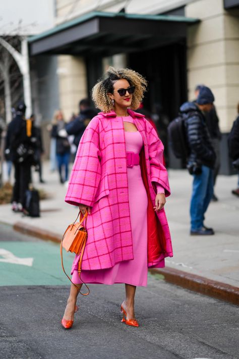 Colorful Edgy Style, Street Chic 2023, Autumn Color Fashion, All Pink Outfit Ideas, Monochrome Outfit Street Style, Monochromatic Outfit Street Style, Orange And Pink Outfit, Monochromatic Colors, Raspberry Torte