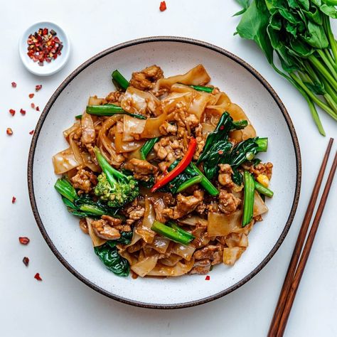 Pad See Ew is a quick and easy Thai noodle dish, and perfect if you’re feeding those who might not like spicy or those who love it. Thai Main Course, Pad See Ew Recipe, Popular Thai Dishes, Panang Curry Paste, Thai Appetizer, Thai Drunken Noodles, Tom Yum Paste, Eat Thai, Pad See Ew