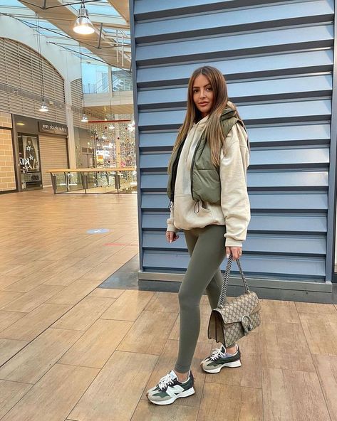 Beige Bag Outfit, Beige Hoodies, Gucci Bag Outfit, Black Bag Outfit, Beige Hoodie, Outfit Beige, Pinterest Marketing Manager, Simple Fall Outfits, Bag Outfit