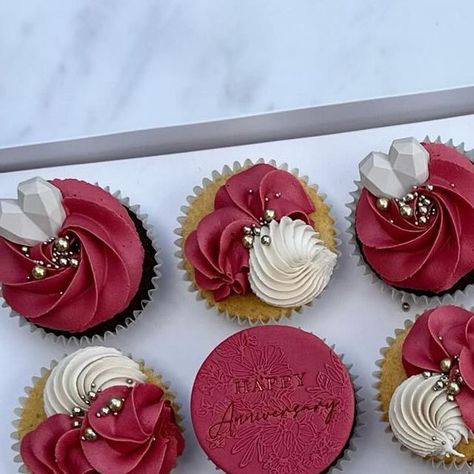 Sophie’s Cupcakes and Bakes on Instagram: "A mix of lemon and chocolate cupcakes for this 40th wedding anniversary celebration ❤️ Which one are you choosing?!   Beautiful sparkle courtesy of the @shirebakery metallic gold pearl mix ✨  1M, 6B & 336 nozzles  Box from @olbaa_cake_box   A mix of merlot & burgundy plus taupe by @colour.mill   #weddinganniversary #weddinganniversarycake #weddinganniversarycelebration #rubyweddinganniversary #rubywedding #rubycupcakes #redcupcakes #cupcakesofinstagram #cupcakeoftheday #cupcakeideas #anniversarycupcakes #40thcupcakes #colourmilltaupe #shirebakery #goldsprinklemix #sprinkles #wilton1M #celebrationcupcakes #guildfordbusiness #surreybaker #guildfordbaker #guildfordcupcakes #cupcakeinspiration #anniversarygift #surreycakes #cakestagram #americanbutter 40th Anniversary Cupcakes, Wedding Anniversary Cupcakes Ideas, Anniversary Cupcake Ideas, Lemon And Chocolate, Birthday Cupcakes For Women, 40th Anniversary Ideas, 40th Birthday Cupcakes, Ruby Jubilee, Anniversary Cupcakes