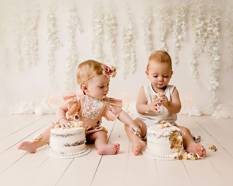 Twins Smash Cake Photos, Cake Smash Photos Twins, Twins Smash Cake, Twin 1st Birthday Photoshoot, Twin Smash Cake Pictures, Twin First Birthday Photoshoot, Cake Smash Twins, Twin Birthday Pictures, Twins Cake Smash