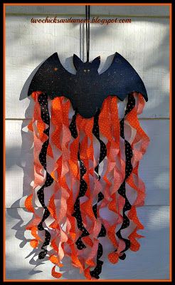 twochicksandamom.blogspot.com: Hanging Halloween Bat Cute Halloween Projects, Halloween Decoration School, Diy Fall Decorations For Kids, Indoor Halloween Decor Ideas Diy, Halloween Decorations Easy Diy, Diy Bat Decor, Diy Fall Party Decor, Halloween Hanging Decor, Halloween Art Diy