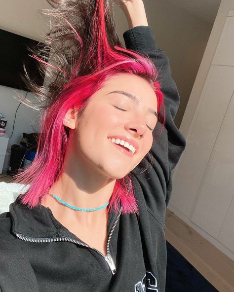 Pink And Black Hair, Hair Color Underneath, Charli Damelio Photos, Hair Color Streaks, Hair Streaks, Girl Celebrities, Famous Girls, Dye My Hair, Hair Dye Colors