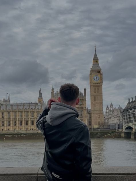 London Poses Photo Ideas Men, Good Picture Ideas, London Aesthetic Men, London Photo Ideas Men, London Boys Guys, London Aesthetic Photos, Europe Poses, London Boy Aesthetic, London Photography Instagram