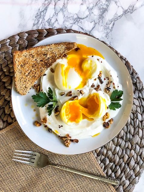 My Favorite Summertime Breakfast: Turkish Eggs with Yogurt Greek Yogurt Recipes Breakfast, Greek Bowls, Breakfast Ideas With Eggs, Ideas With Eggs, Summer Breakfast Recipes, Potato And Egg Breakfast, Breakfast With Eggs, Yogurt Breakfast Bowl, Greek Yogurt Eggs