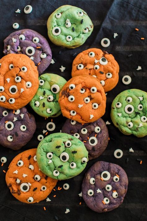 Monster Chocolate Chip Cookies - Harmony Lynn Monster Chocolate Chip Cookies, Monster Sugar Cookies, Halloween Chocolate Chip Cookies, Halloween Cookie Designs, Halloween Breakfast, Candy Eyeballs, Double Chocolate Cookies, Halloween Cookie, Room Color