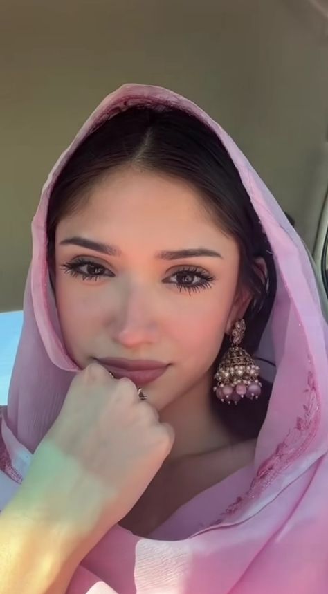 Desi Hair Aesthetic, Desi Makeup Aesthetic, Desi Makeup Looks Simple, Indian Makeup Aesthetic, Desi Look Aesthetic, Punjabi Makeup Looks, Nepali Makeup, Punjabi Girl Aesthetic, Desi Eye Makeup