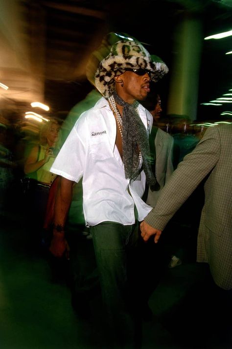 Dennis Rodman Outfit, Denis Rodman, Police Shirts, Dennis The Menace, Dennis Rodman, Mtv Videos, Streetwear Men Outfits, Fashion Icons, Green Hair