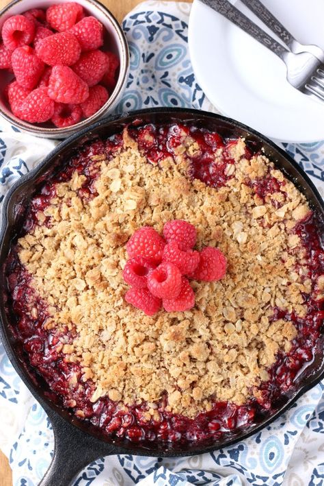 This grilled skillet raspberry crisp is a must-try dessert recipe. Warm weather calls for some outside grilling and this recipe can be included in the grilling process. Fresh raspberries are tossed with cinnamon sugar, lemon zest, and topped with a simple oat crumble topping. Made in an iron skillet and placed on the grill, this crisp is done within minutes. Make this for quick and easy dessert recipe. Raspberry Crisp Recipe, Raspberry Crisp, Diy Easy Recipes, Iron Recipes, Homemade Snickers, Homemade Recipes Dessert, Lemon Poppyseed Muffins, Easy Grilling, Easy No Bake Desserts