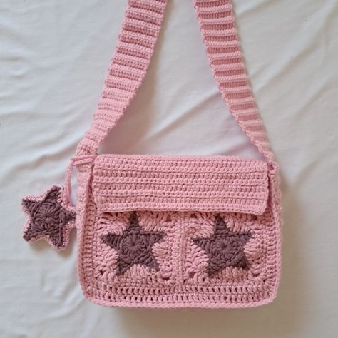 Crochet Bag Ideas, Crochet Messenger Bag, Crochet Granny Squares, Chic Crochet, Crochet Tutorial Pattern, Crochet Fairy, Crochet Business, Crochet Design Pattern, Kawaii Crochet