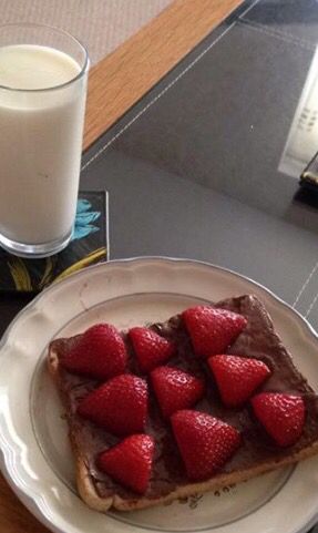 My brothers typical breakfast! Nutella and strawberries on toast! 🍫🍓🍞 = 😋 Nutella On Toast, Nutella With Strawberries, Nutella Strawberry Toast, Nutella Filled French Toast, Strawberry Toast Aesthetic, Beautiful Food, Food Cravings, Nutella, French Toast