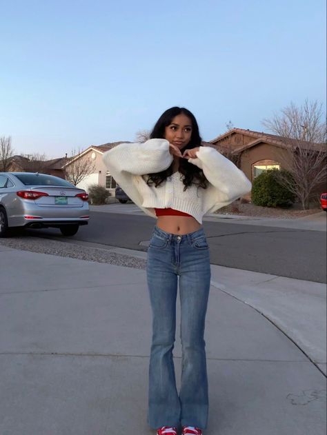 Outfit Idea Flare Jeans, Flare Jeans Outfit Street Style, Outfits For Flared Jeans, Outfits With Blue Flared Jeans, Aesthetic Jean Outfits, Flare Outfits Aesthetic, Cute Flair Jeans Outfit, Cute Flare Jeans Outfits, Casual Outfits Flare Jeans