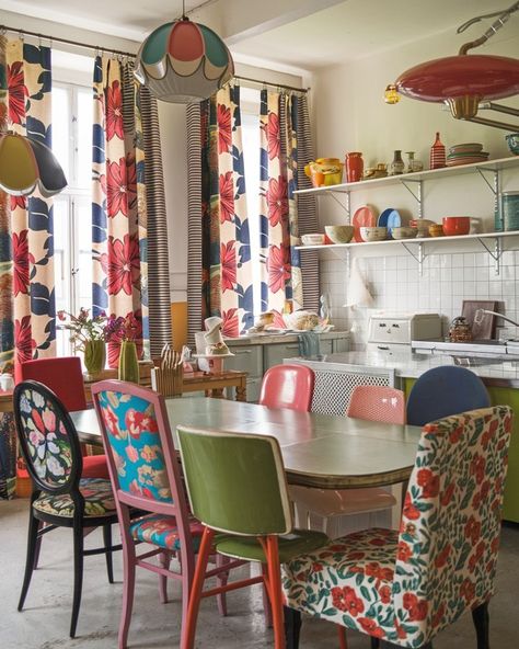 A vibrant, eclectic kitchen filled with vintage decor and colorful accents. #eclectic #kitchen #vintage #colorful #accents #retro #maximalist Maximalist Decor Kitchen, Kitchen Vintage Decor, Retro Maximalist, Furniture Aesthetic, Eclectic Dining Room, Eclectic Farmhouse, Eclectic Kitchen, Kitchen Vintage, Budget Friendly Decor