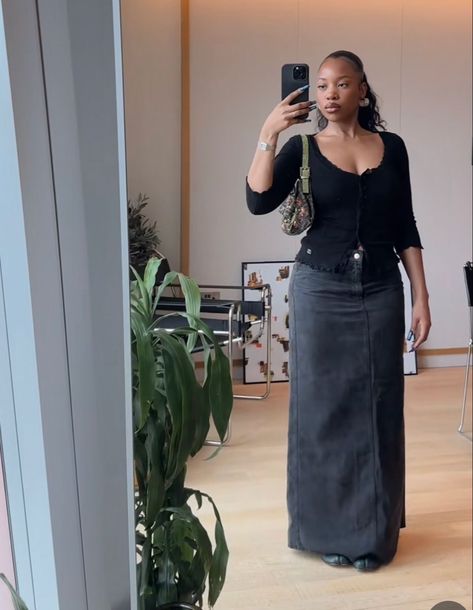 Modest Outfits Black Women Winter, Black Skirt Long Outfit, Black Denim Maxi Skirt Outfit, Grey Maxi Skirt Outfit, Maxi Skirt Outfit Winter, Outfit Long Skirt, Bags Y2k, High Waisted Jean Skirt, Modesty Outfits