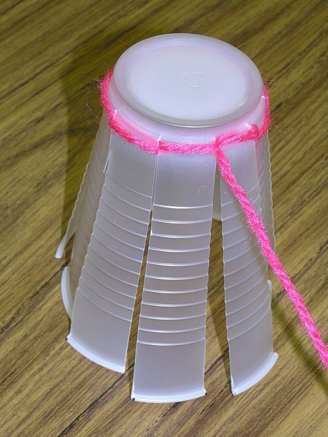 B Art Z- Elementary Art: Cup Weaving Cup Weaving, Art Weaving, Weaving For Kids, Paper Weaving, Art Lessons Elementary, Weaving Projects, Camping Crafts, Camping Art, Childrens Crafts