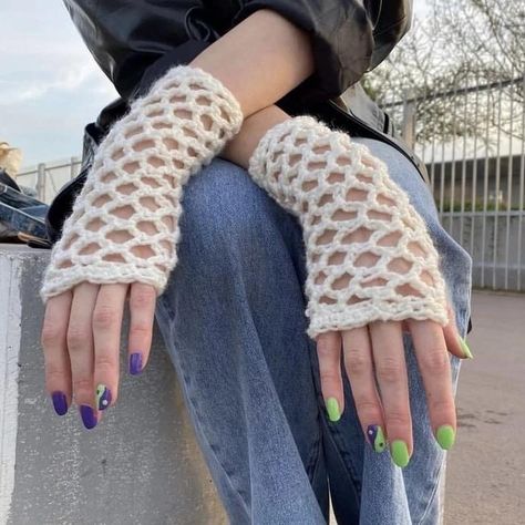 Crochet Gloves Outfit, Aesthetic Crochet Gloves, Knitted Gloves Aesthetic, Crochet Headset Cover, Crochet Hand Warmers, Crochet Leg Warmers, Glove Pattern, Crochet Gloves Pattern, Beachy Outfits