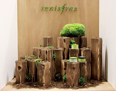 Check out this @Behance project: "innisfree｜Window display" https://www.behance.net/gallery/26017685/innisfreeWindow-display Perfume Window Display Ideas, Cosmetic Window Display, Perfume Window Display, Salon Window Display, Event Booth Design, Window Display Retail, Decoration Vitrine, Perfume Display, Store Window Displays