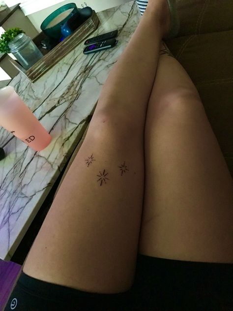 Rhysand Tattoo Ideas, Acotar Stars Tattoo, Rhys Tattoo Knee, Night Court Nails Acotar, Velaris Tattoo Knee, Fine Line Velaris Tattoo, Acotar Nail Art, Acotar Knee Tattoo Wings, To The Stars Who Listen Tattoo